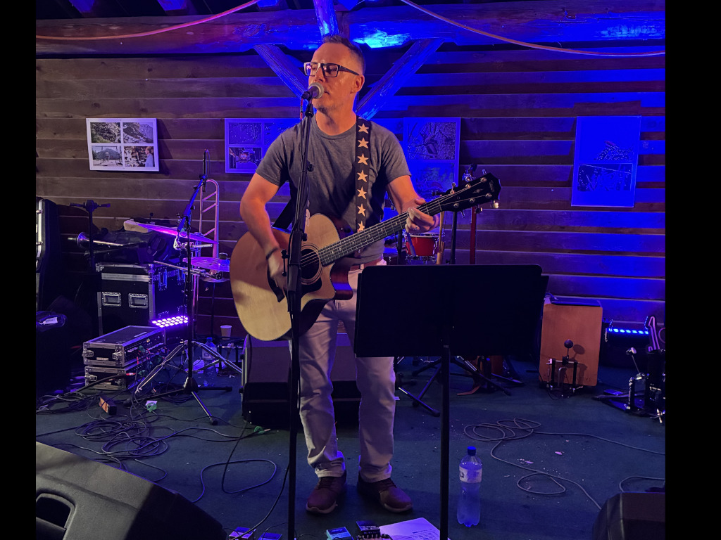 Alex Boillat on stage at Vens'Stock 2025